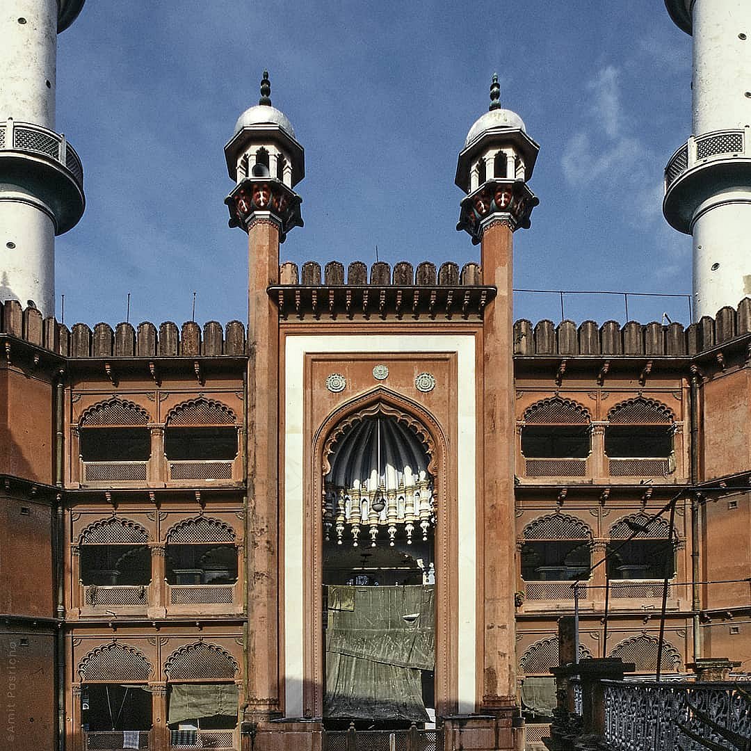 The mosque is an example of Indo-Saracenic architecture