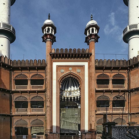 The mosque is an example of Indo-Saracenic architecture