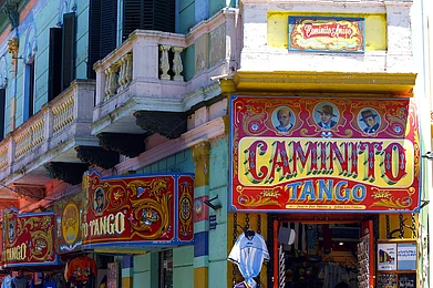 werner22brigitte/Pixabay : Pedestrians on the Caminito in La Boca district