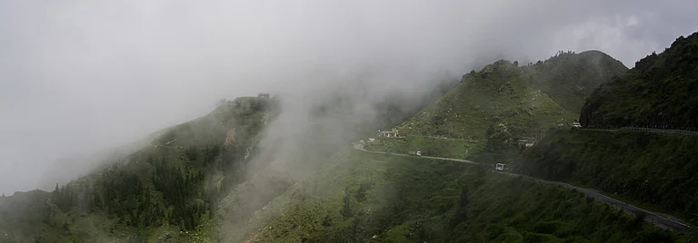 The forests of Dehradun wrapped in mist - Sharada Prasad /Wikimedia Commons