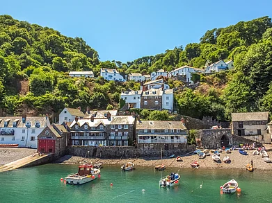 Shutterstock : Clovelly is a fishing village on the Atlantic Ocean coast, Devon, England