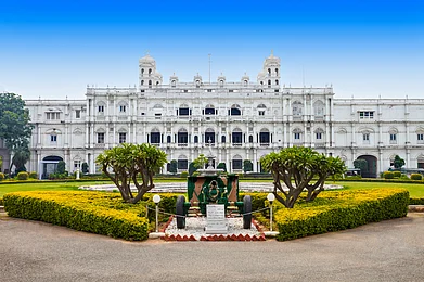 Shutterstock : The front facade of the Jai Vilas Palace Museum, Gwalior