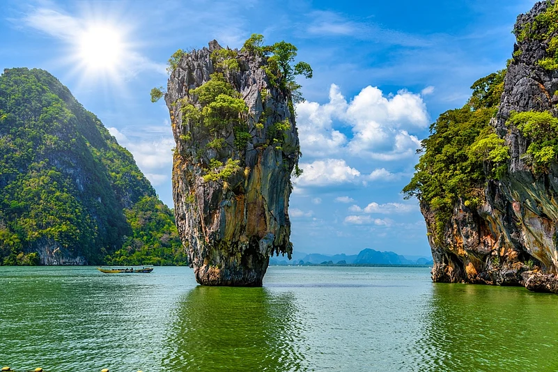 The bay is home to several limestone cliffs