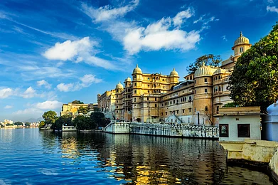 Shutterstock : Udaipur City Palace and Lake Pichola