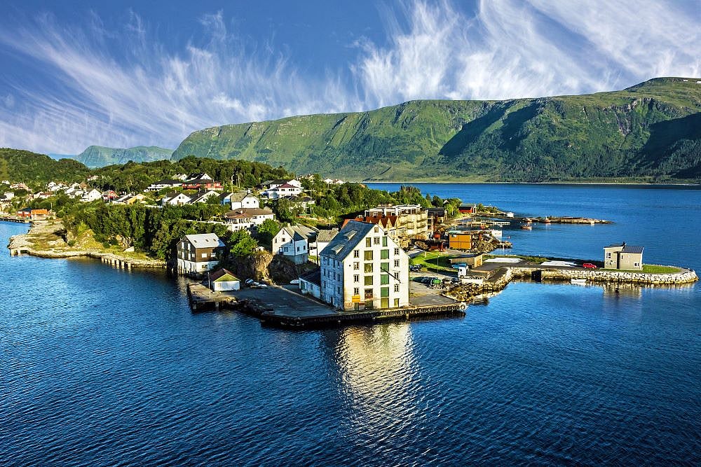 Shutterstock : Alesund, Norway 