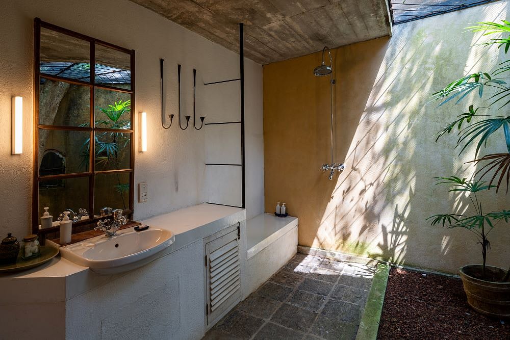 The open-air bathrooms provide a tropical experience 
