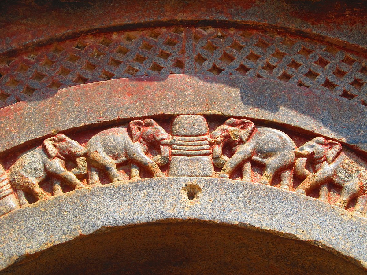 Elephant and stupa pattern above the entrance to the Lomas Rishi cave