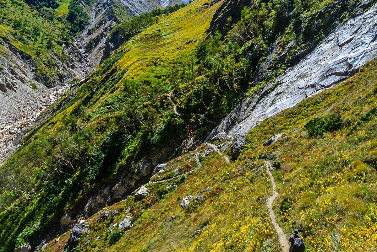 Colorful mountain way to Kedertal Peak, Uttarakhand