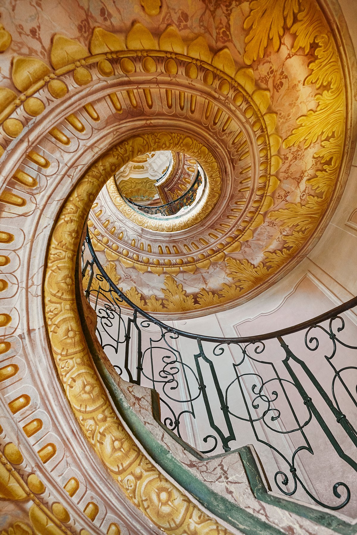 Shutterstock : Baroque spiral staircase, Melk Abbey, Austria