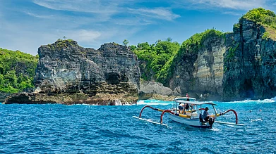 Ric Jacyno/Shutterstock : Snorkeling off the island of Nusa Penida in Bali