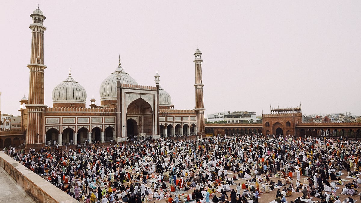 Areeba Ansari : A crowd gathered at the Jama Masjid for a ceremonius Iftar in Ramzan