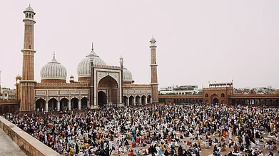 Areeba Ansari : A crowd gathered at the Jama Masjid for a ceremonius Iftar in Ramzan