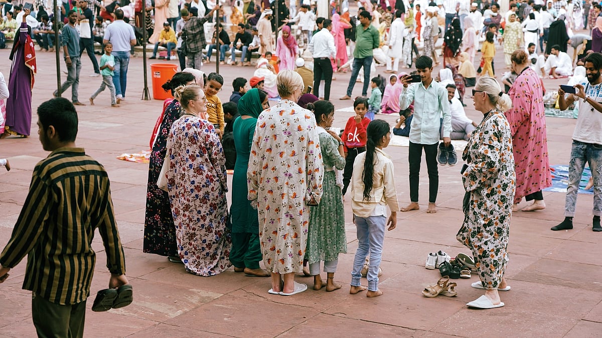 Meanwhile, visitors from abroad, adorned in gowns they rent nearby, observe the growing anticipation. Locals and foreigners alike capture the scene with cameras and phones, a shared sense of wonder bridging cultures.