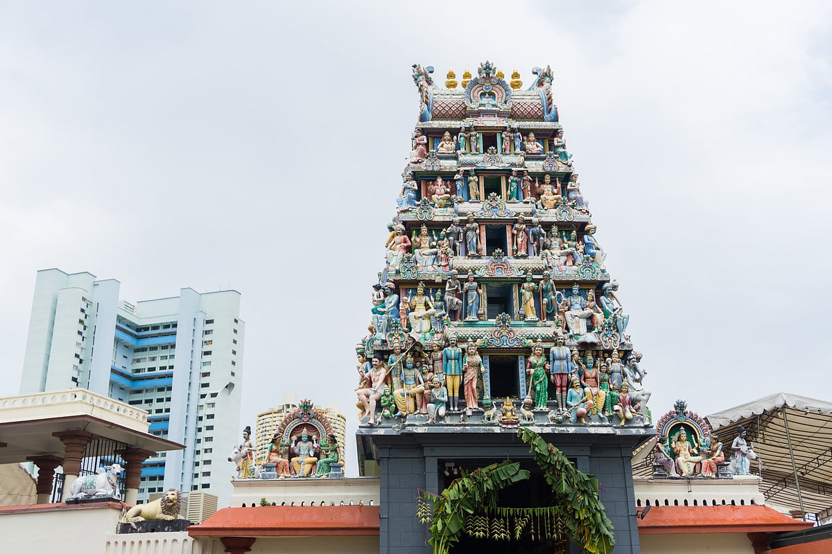 The Sri Mariamman Temple is the oldest Hindu temple of Singapore and is located in Chinatown