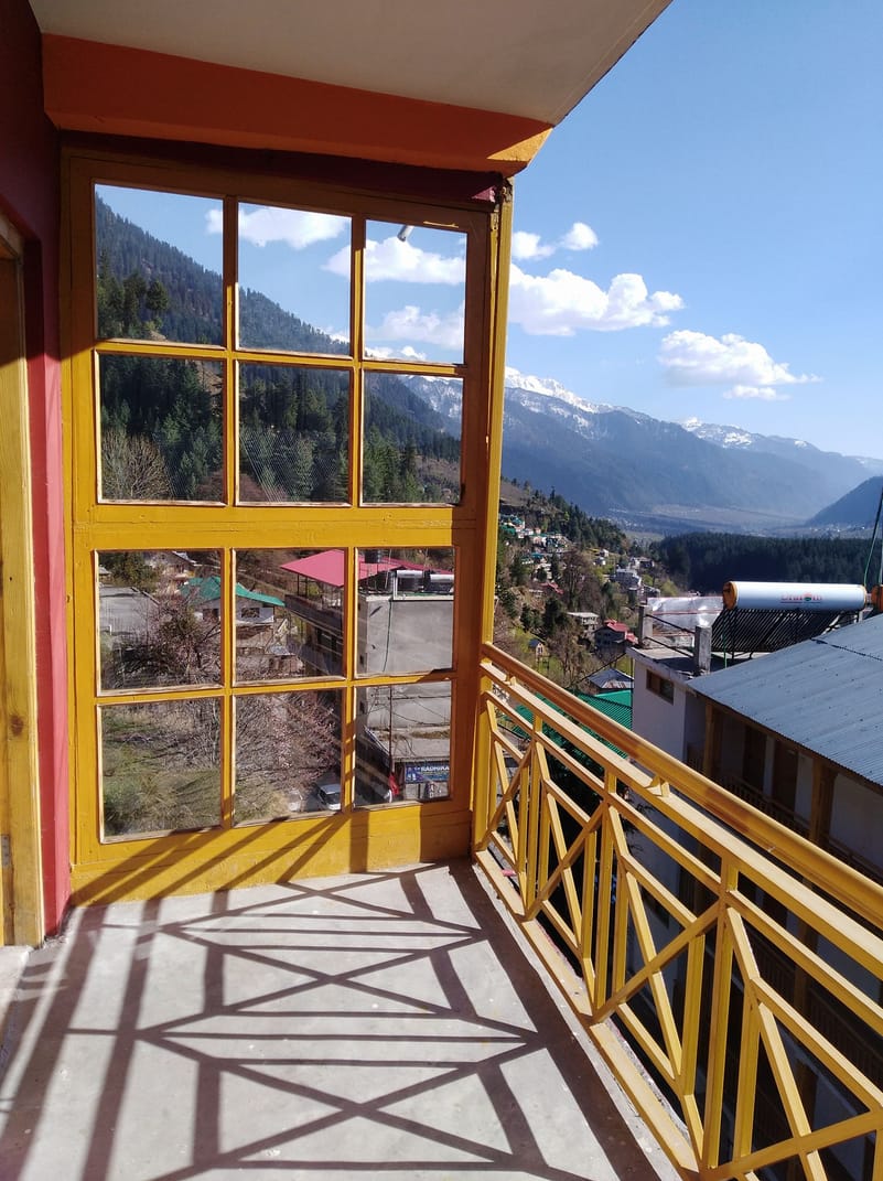 Customers can see the Rohtang Pass from Rasta Café