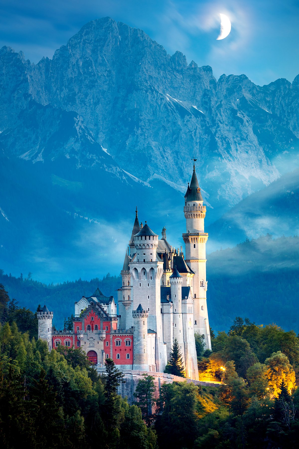 Shutterstock : Neuschwanstein Castle at night with moon and fog, Germany