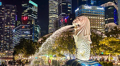 Shutterstock : Being a pretty expensive city, it isnt easy to plan a trip to Singapore