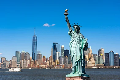 Shutterstock : The Statue of Liberty over the New York cityscape