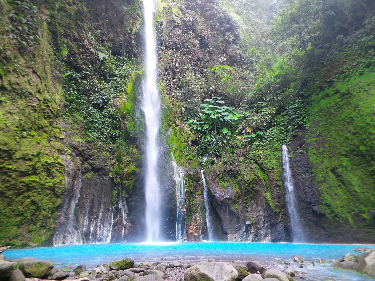 The name of the Dua Warna Waterfall means “two colours”