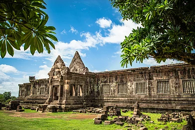 Shutterstock : Wat Phu temple in Champasak