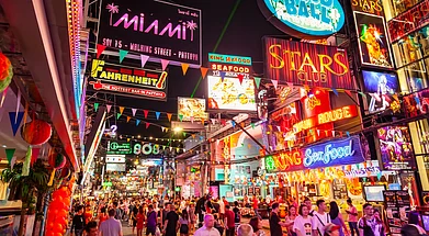 Shutterstock : The vibrant night scene in Pattaya, Thailand