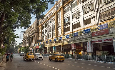 Roop_Dey/Shutterstock : Kolkatas distinctive yellow taxis on Park Street