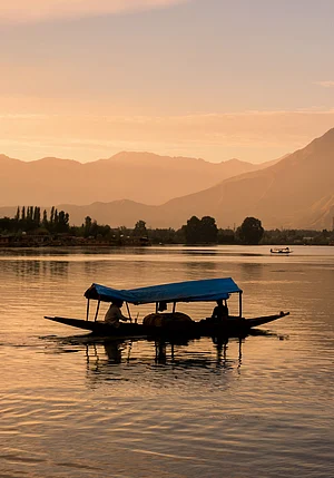 Shutterstock : Dal Lake in Srinagar, Kashmir