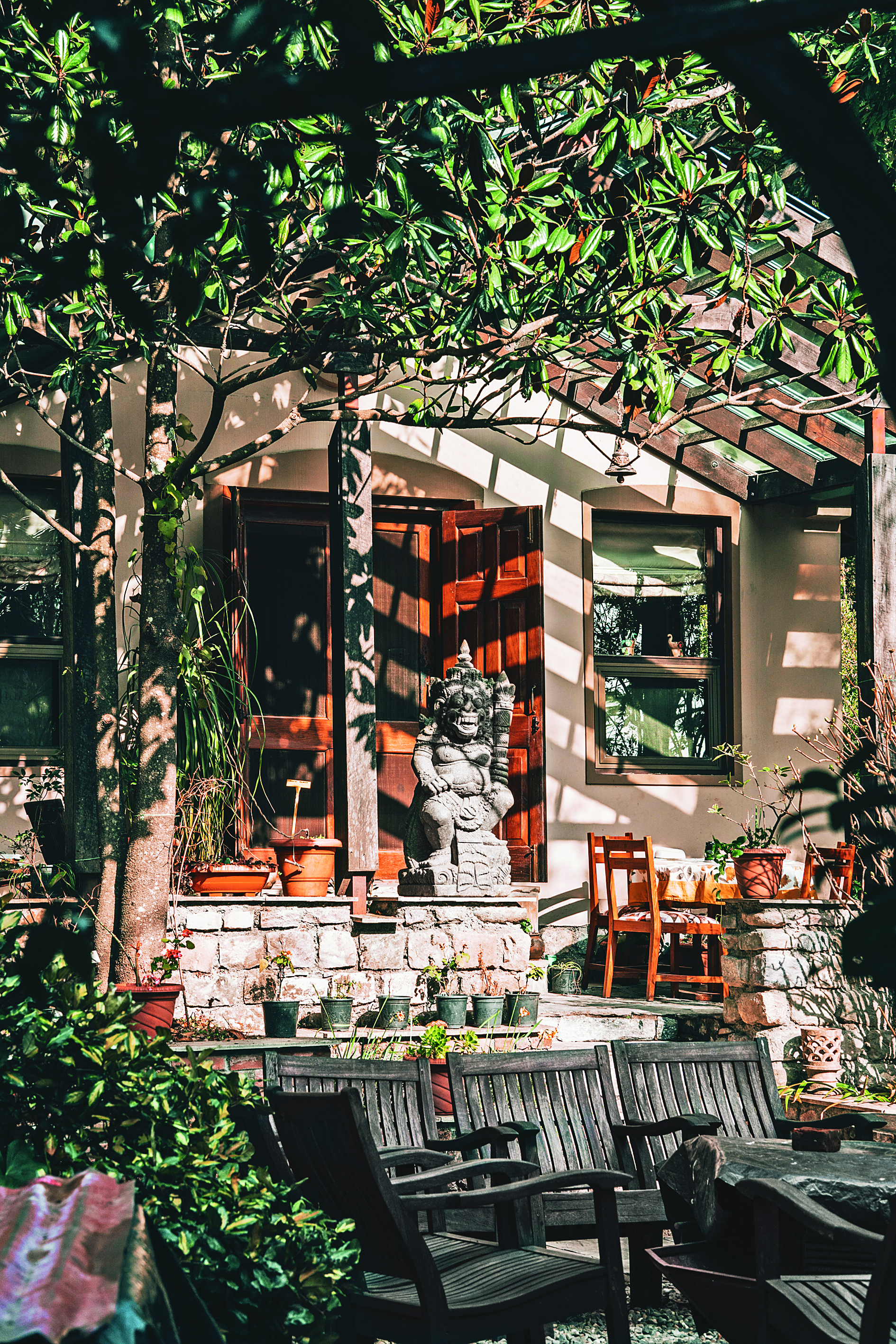 Villa surrounded by 
the green cover of 
the estate