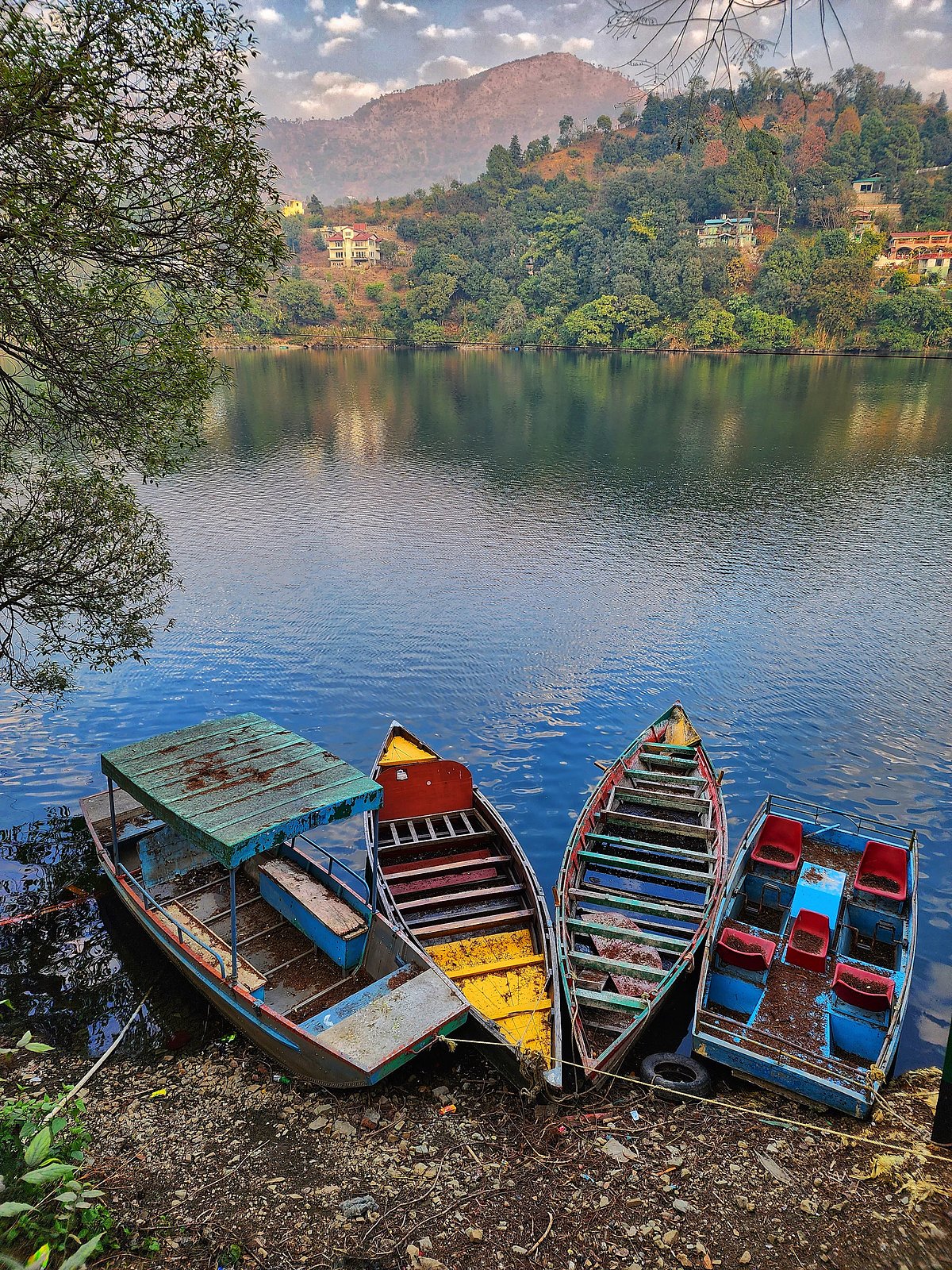 Shutterstock : Boats at the Naini Lake, Nainital