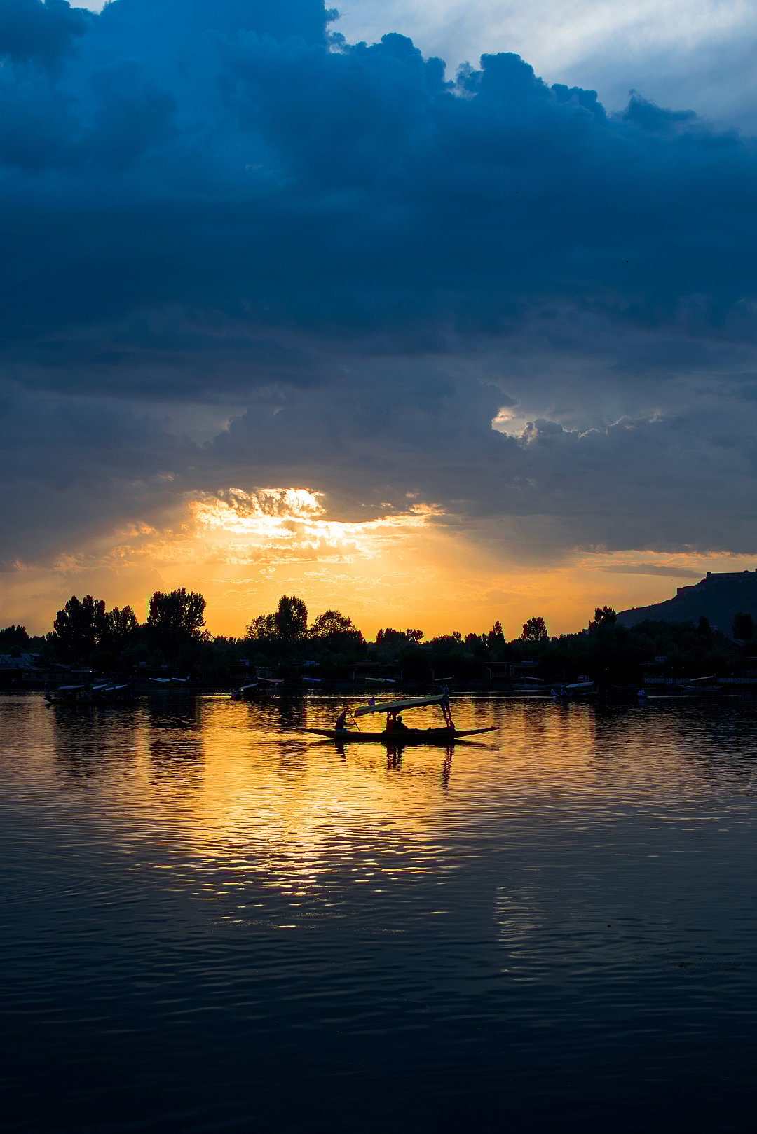 A boat on the Dal Lake during sunlight