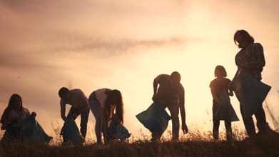 Shutterstock : People gathering plastic on the occasion of World Environment Day