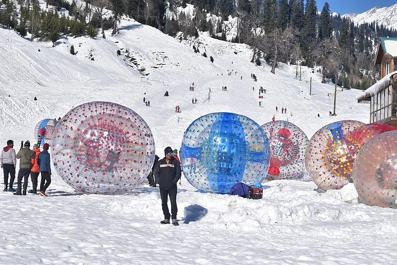 Zorbing, Solang Valley