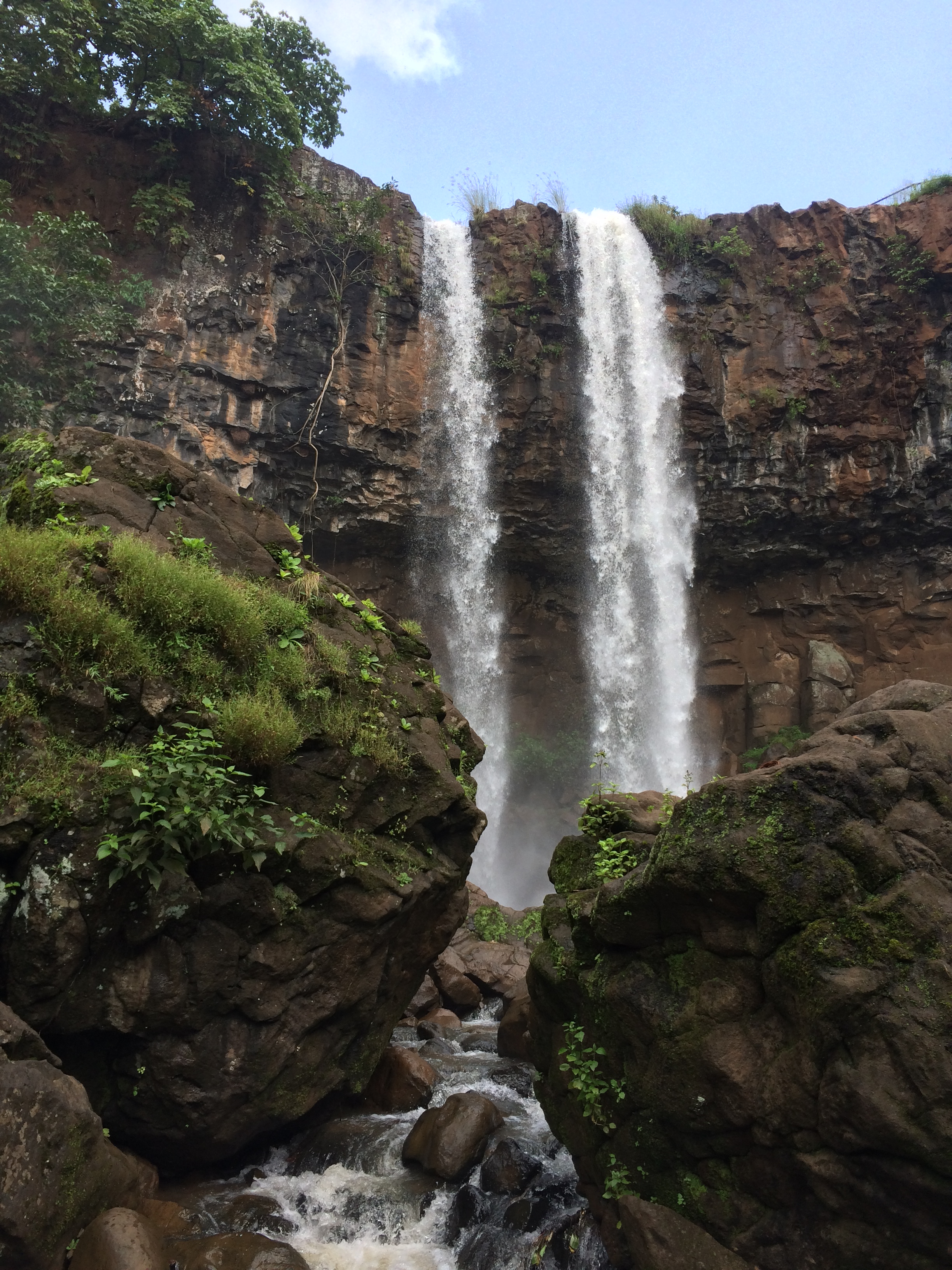 Kapildhara is a scenic 24-metre-high waterfall located six kilometres from the source of the Narmada