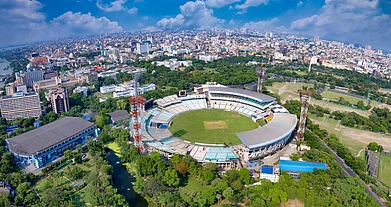 Arnav Pratap Singh/Shutterstock : Watch a game of cricket at Eden Gardens