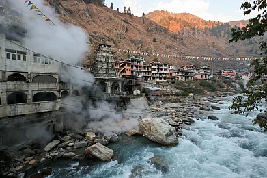 Shutterstock : Hot Water Springs, Manikaran