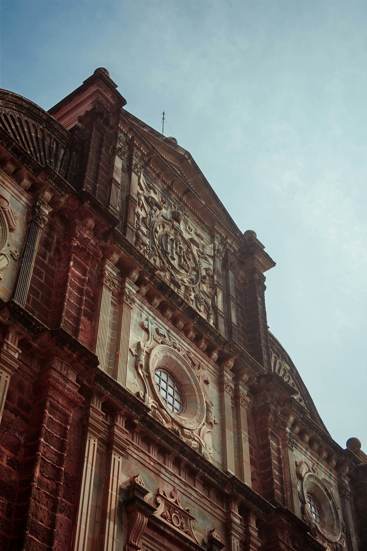 Photo by KUSHAGRA DHALL on Unsplash : The facade of the Basilica of Bom Jesus