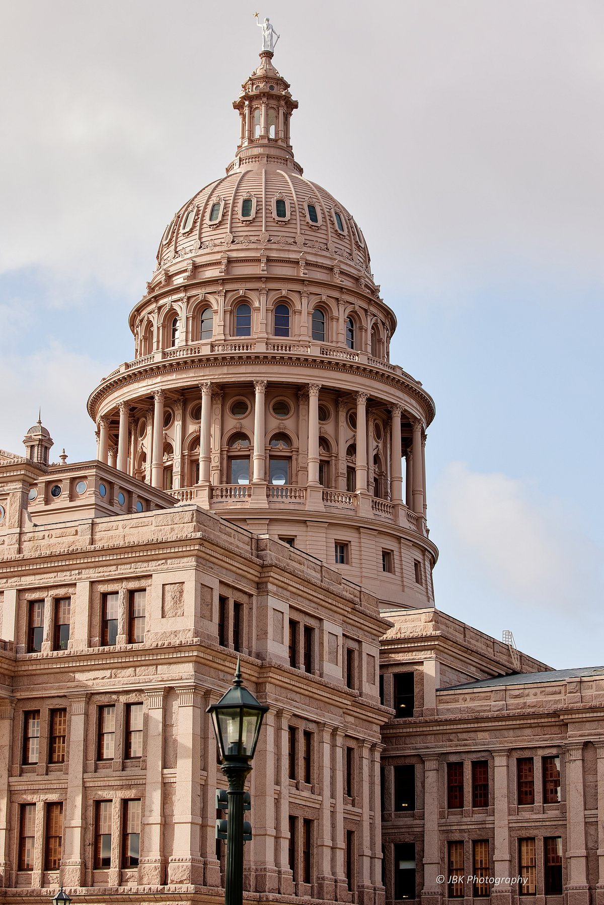 Shutterstock : Texas Capitol Building in Austin, Texas