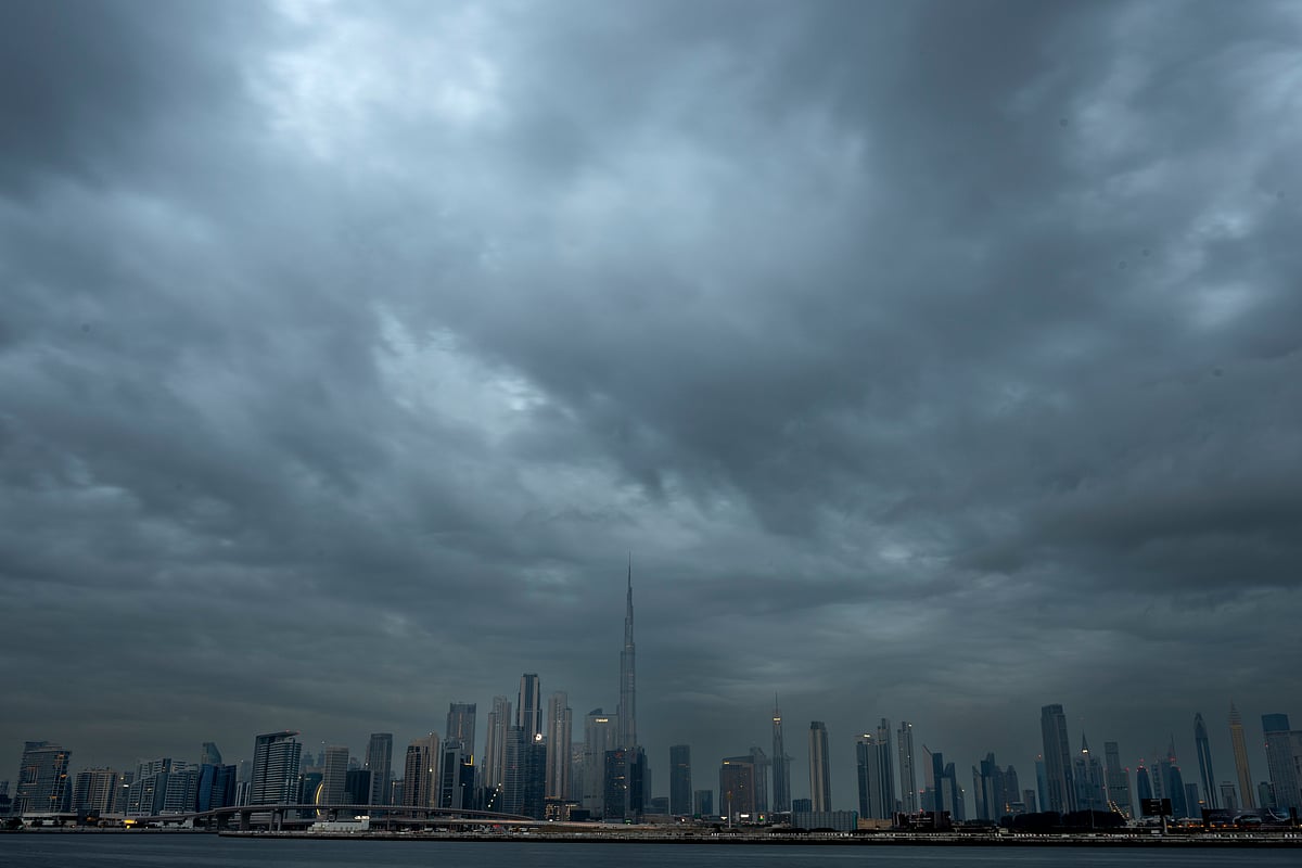 Bu Abdul Rahman / Shutterstock : Dense clouds envelope Dubais sky
