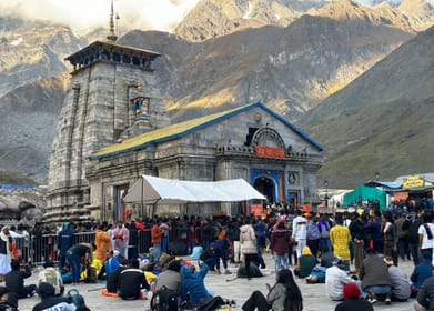 Shutterstock : Throng of devotees at Kedarnath