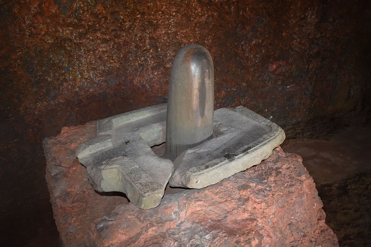 A lingam at the Arvalem Caves