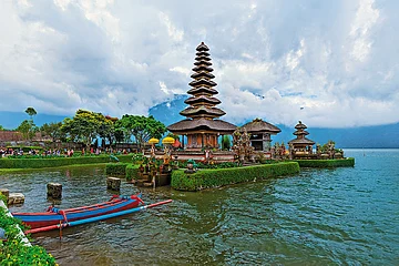 Shutterstock : Ulun Danu Beratan Temple, Bali