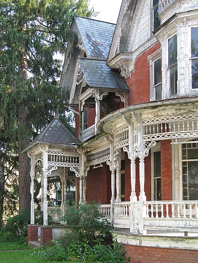 Shutterstock : A dilapidated Victorian house that appears haunted
