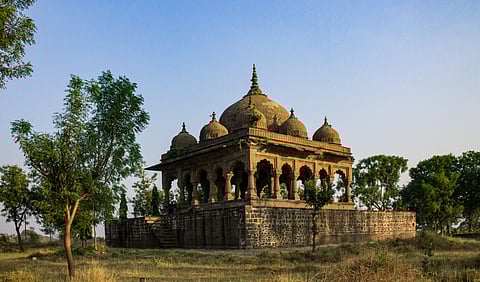 Raja Jai Singh Ki Chhatri displays Rajasthani and Mughal architectural styles