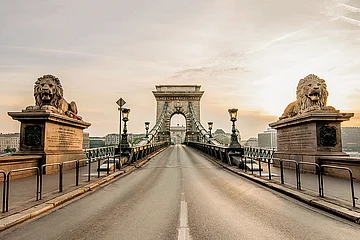 Shutterstock : The Széchenyi Chain Bridge is a chain bridge that spans the River Danube between Buda and Pest, the western and eastern sides of Budapest