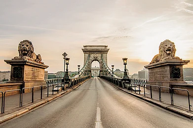 Shutterstock : The Széchenyi Chain Bridge is a chain bridge that spans the River Danube between Buda and Pest, the western and eastern sides of Budapest