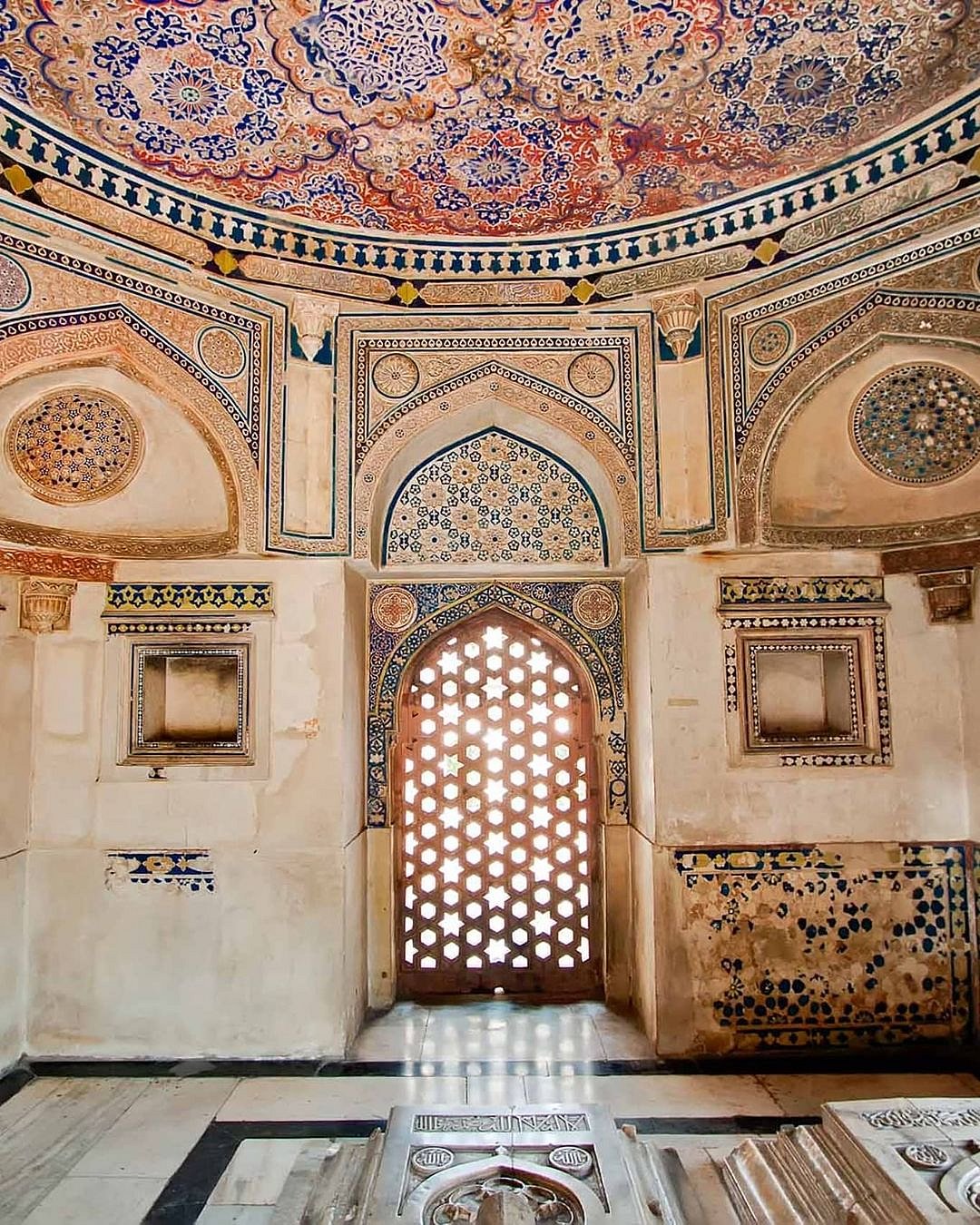 Inside the Jamali Kamali Tomb