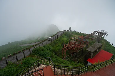 Rudra Narayan Mitra/Shutterstock : Monsoon clouds over Gidda Pahar view point, Kurseong