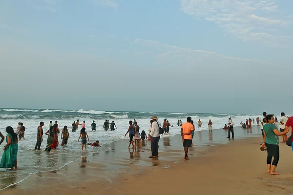 Sudeshna Sahoo/Unsplash : Puri Beach, Odisha