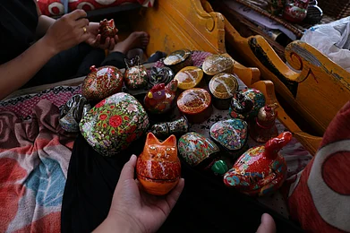 Nantida Rodsatit/Shutterstock : Papier mache crafts in Srinagar