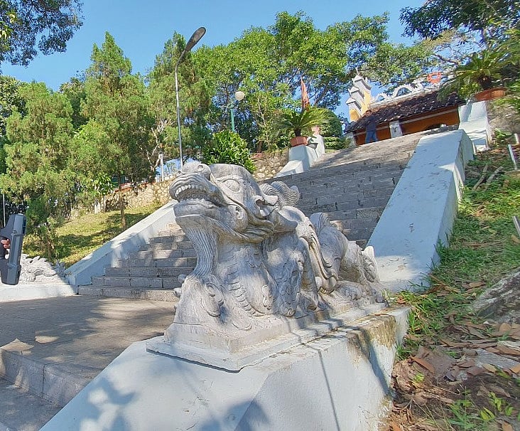 A stone dragon near the entrance to the Kỳ Sầm Temple 